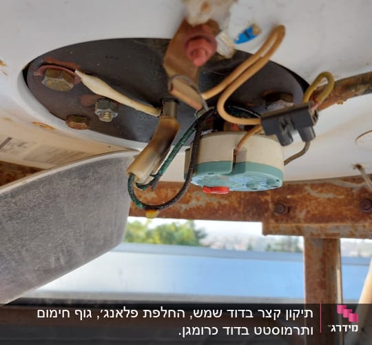 חיבורים חשמליים עם חוטים וברגים על מתכת חלודה